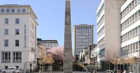 das_fremdlinge_und_flu-chtlinge_monument_-Obelisk-_olu_oguibe_photo_-_nils_klinger_006.jpg