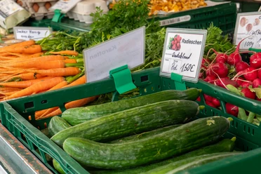 Gartenbaubetrieb Ernst Plagge Gemüseauslage an einem Marktstand