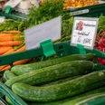 Gartenbaubetrieb Ernst Plagge Gemüseauslage an einem Marktstand