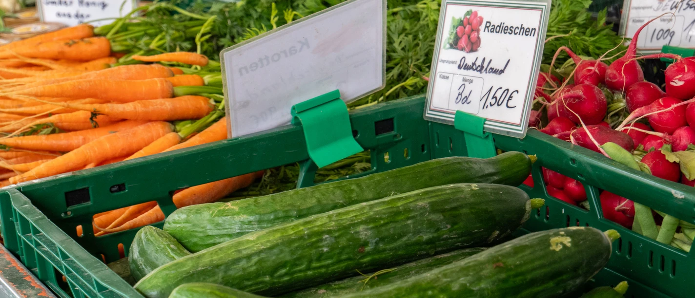 Gartenbaubetrieb Ernst Plagge Gemüseauslage an einem Marktstand