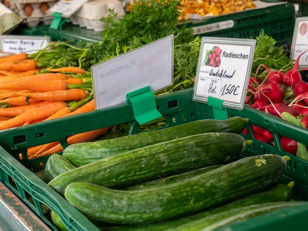 Gartenbaubetrieb Ernst Plagge Gemüseauslage an einem Marktstand