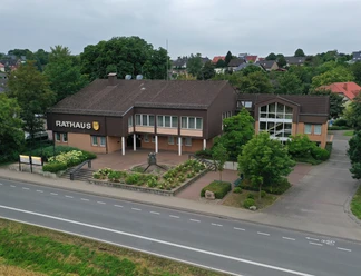 Rathaus der Gemeinde Borchen Steinernes Rathaus der Gemeinde Borchen mit gepflegter Gartenanlage, an einer ruhigeren Straße gelegen.