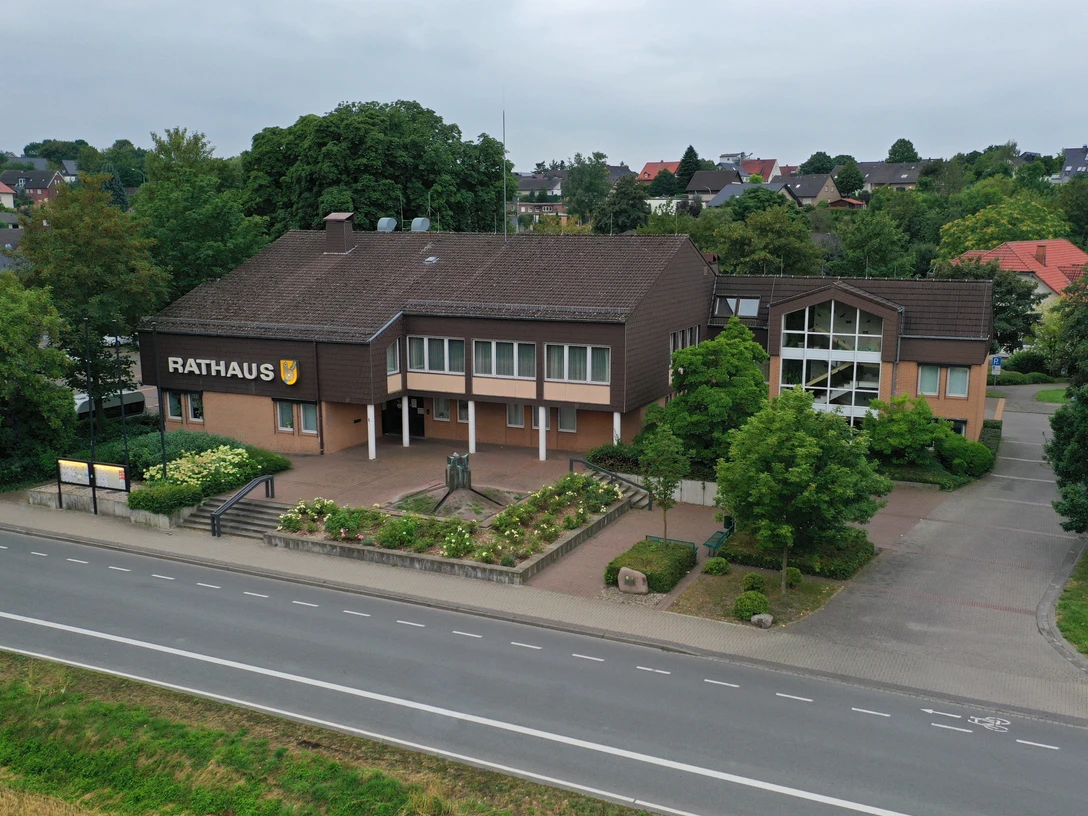 Rathaus der Gemeinde Borchen Steinernes Rathaus der Gemeinde Borchen mit gepflegter Gartenanlage, an einer ruhigeren Straße gelegen.