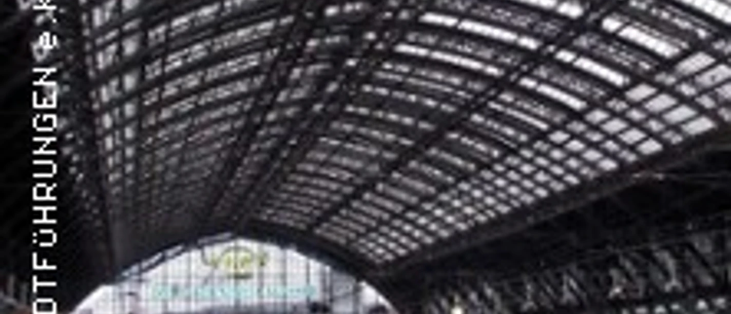 Gewölbtes Glasdach des Kölner Hauptbahnhofs mit geschäftigem Bahnsteig und wartenden Reisenden.