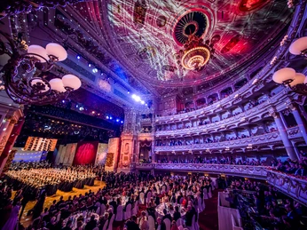 Der SemperOpernball in Dresden.jpg Prächtige Szenerie eines glanzvollen Balls in der Dresdner Semperoper.