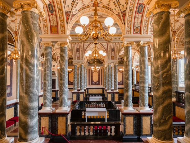 Semperoper Dresden – Prunkvolle Bühne der Weltklasse_CC-BY.jpg Prächtiger Innenraum der Semperoper mit kunstvollen Verzierungen und majestätischen Säulen.