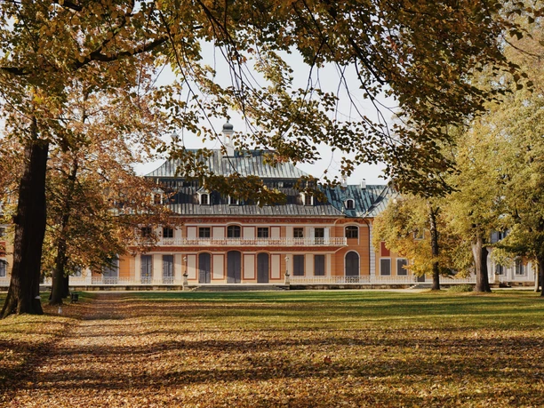 Bergpalais Pillnitz.jpeg Herbstliche Parklandschaft mit Blick auf das historische Schloss Pillnitz im Hintergrund.