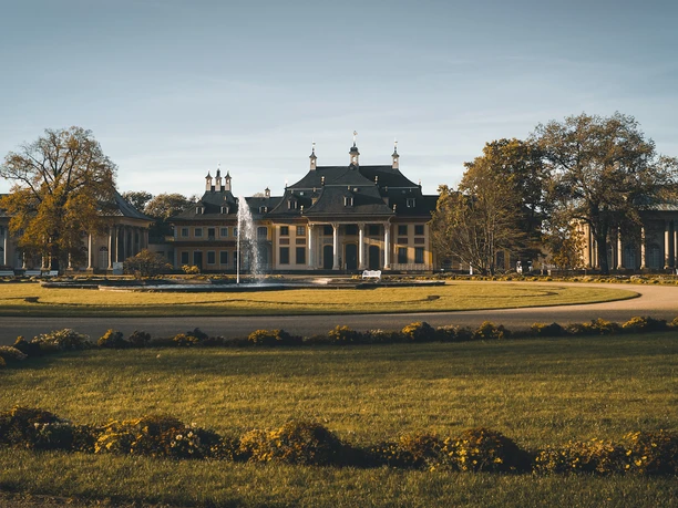 Wasserpalais im Schlosspark Pillnitz.jpg Blick auf das Wasserpalais im Schlosspark Pillnitz mit einem zentralen Springbrunnen.