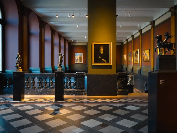 Albertinum - Mosaiksaal.jpg Innenansicht des Mosaiksaals im Albertinum mit Kunstwerken, Skulpturen und Gemälden.