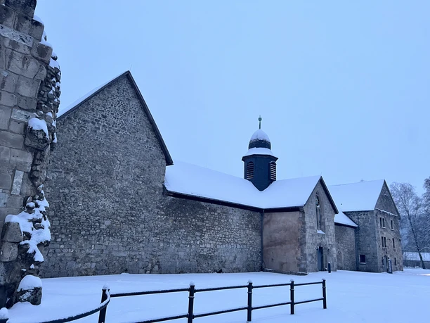 Klooster in de winter met sneeuw