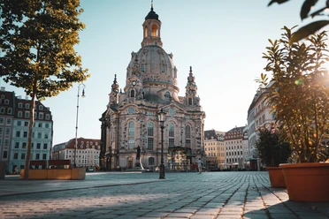 Neumarkt mit Frauenkirche.jpg Frauenkirche on Neumarkt in Dresden in daylight, surrounded by historic buildings.