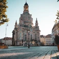 Neumarkt mit Frauenkirche.jpg Frauenkirche am Neumarkt in Dresden bei Tageslicht, umgeben von historischen Gebäuden.Frauenkirche on Neumarkt in Dresden in daylight, surrounded by historic buildings.Frauenkirche na Neumarkt v Drážďanech za denního světla, obklopený historickými budovami.Kościół Frauenkirche na Neumarkt w Dreźnie w świetle dziennym, otoczony zabytkowymi budynkami.Frauenkirche op de Neumarkt in Dresden bij daglicht, omringd door historische gebouwen.Frauenkirche sulla Neumarkt di Dresda alla luce del giorno, circondata da edifici storici.
