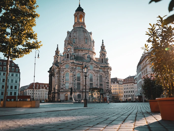 Neumarkt mit Frauenkirche.jpg Frauenkirche am Neumarkt in Dresden bei Tageslicht, umgeben von historischen Gebäuden.Frauenkirche on Neumarkt in Dresden in daylight, surrounded by historic buildings.Frauenkirche na Neumarkt v Drážďanech za denního světla, obklopený historickými budovami.Kościół Frauenkirche na Neumarkt w Dreźnie w świetle dziennym, otoczony zabytkowymi budynkami.Frauenkirche op de Neumarkt in Dresden bij daglicht, omringd door historische gebouwen.Frauenkirche sulla Neumarkt di Dresda alla luce del giorno, circondata da edifici storici.