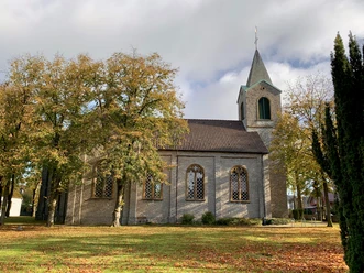 Alte Dorfkirche Augustdorf.jpg Alte Dorfkirche in Augustdorf, von Bäumen umgeben, hervorgehoben durch ziegelgedecktes Dach und Turm.