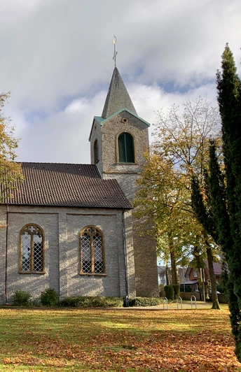 Alte Dorfkirche Augustdorf.jpg Alte Dorfkirche in Augustdorf, von Bäumen umgeben, hervorgehoben durch ziegelgedecktes Dach und Turm.