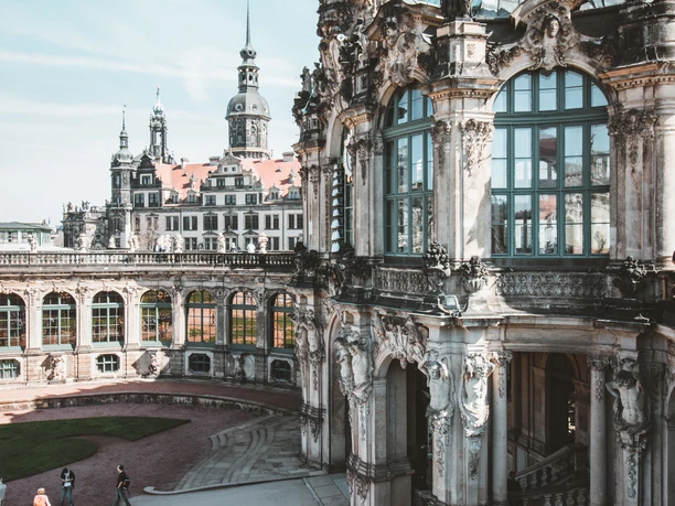 Glockenspielpavillon im Dresdner Zwinger.jpg Glockenspielpavillon im Dresdner Zwinger, barocke Architektur mit kunstvollen Verzierungen.