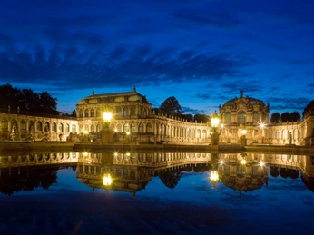 Zwinger Dresden.jpg Beleuchteter Zwinger in Dresden bei Nacht, mit Spiegelbild im Wasser.Illuminated Zwinger in Dresden at night, with reflection in the water.Osvětlený Zwinger v Drážďanech v noci s odrazem ve vodě.Oświetlony Zwinger w Dreźnie nocą, z odbiciem w wodzie.Verlichte Zwinger in Dresden bij nacht, met reflectie in het water.Zwinger illuminato a Dresda di notte, con riflesso nell'acqua.