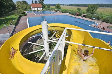 Muldentalbad Kleinbothen gelbe Rutsche vom Muldentalbad Kleinbothen