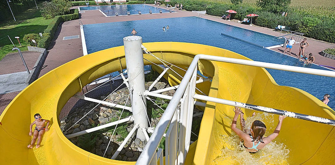 Muldentalbad Kleinbothen gelbe Rutsche vom Muldentalbad Kleinbothen