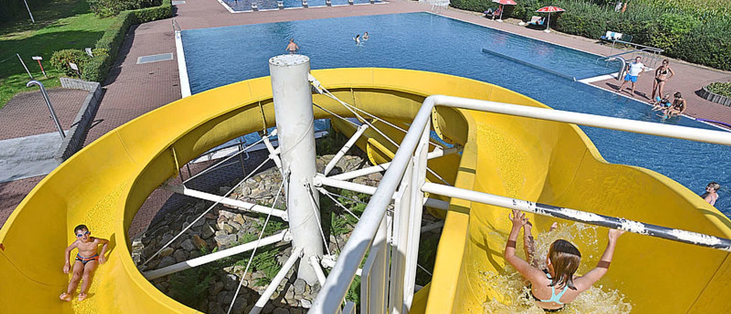 Muldentalbad Kleinbothen gelbe Rutsche vom Muldentalbad Kleinbothen