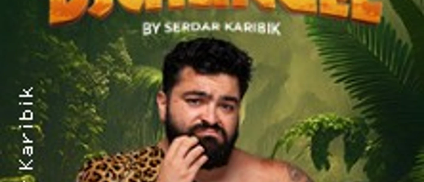 Ein Mann mit Bart in Leopardenkostüm vor üppigem, grünem Dschungel, Schriftzug "Mein Dschungel".