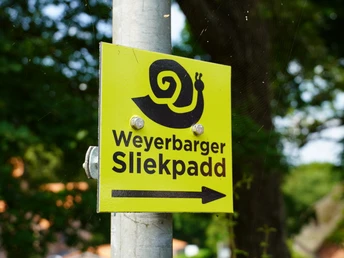 Wegweiser des Weyerbarger SliekpaddsSignpost of the Weyerbarg SliekpaddSkilt til Weyerbarg SliekpaddWegwijzer van het Weyerbarg Sliekpadd