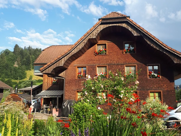 Der blühende Garten verleiht dem Haus einen besonderen Charme