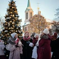 Firefly Chorgesang, jung und alt versammelt, im Winter, hinter Weihnachtsbaum, vor einer Kirche 9456.jpg