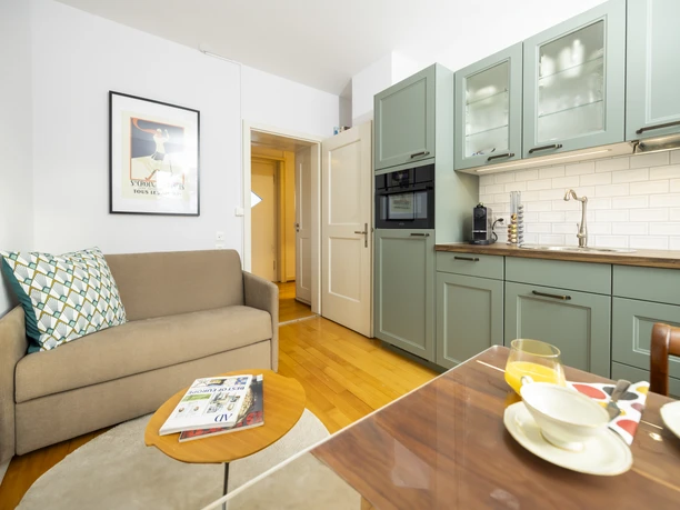 Villa im Park 2.5-Zimmer Ferienwohnung Nebikon Wohnbereich der Ferienwohnung Villa im Park in Nebikon mit Sofa, moderner Küche und Essplatz