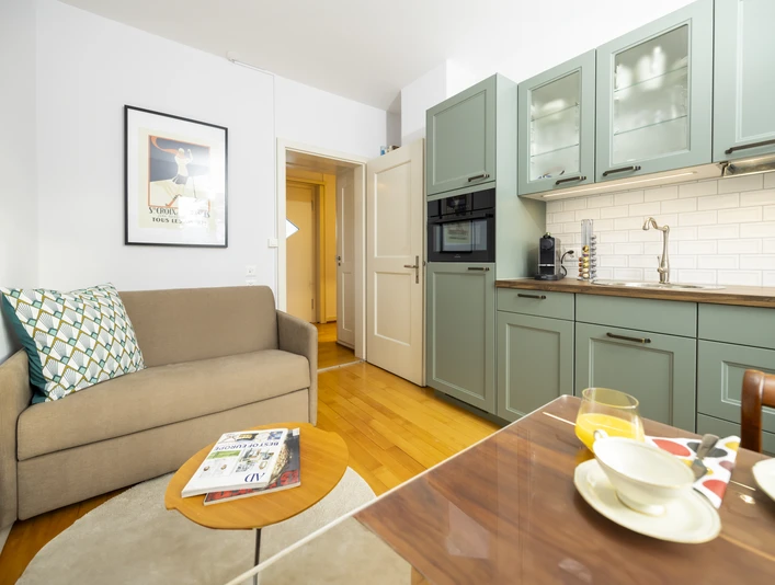 Villa im Park 2.5-Zimmer Ferienwohnung Nebikon Wohnbereich der Ferienwohnung Villa im Park in Nebikon mit Sofa, moderner Küche und Essplatz