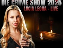 Die Kriminologin Lucia Leona präsentiert die packende Crime Show 2025 vor einer Kerzenkulisse.