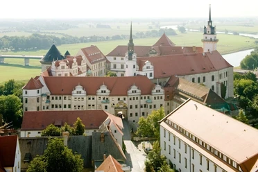 Blick auf Schloss Hartenfels Torgau und die Elbe