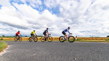 Radtour unter imposantem Wolkenhimmel Radtour unter imposantem Wolkenhimmel
