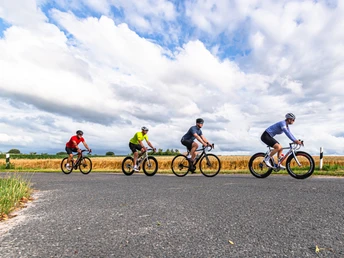 Radtour unter imposantem Wolkenhimmel Radtour unter imposantem WolkenhimmelCycling tour under an impressive cloudy skyCykeltur under en imponerende skyet himmelFietstocht onder een indrukwekkende wolkenlucht