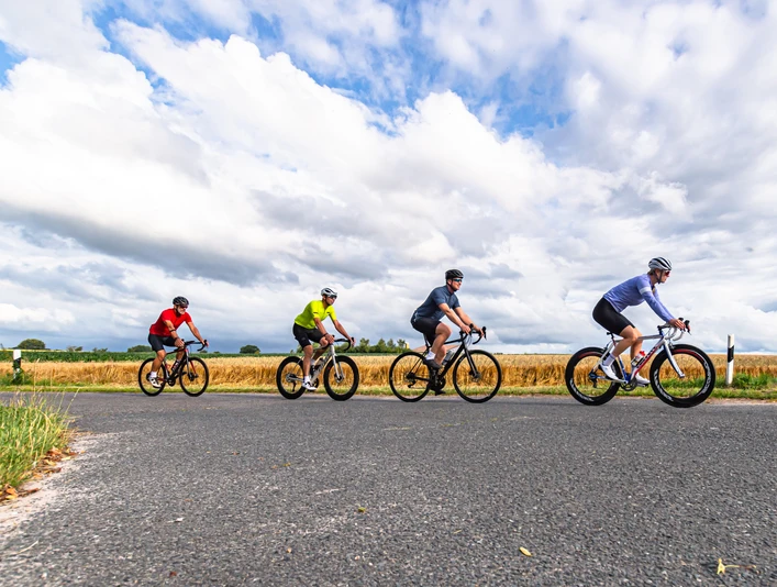 Radtour unter imposantem Wolkenhimmel Radtour unter imposantem WolkenhimmelCycling tour under an impressive cloudy skyCykeltur under en imponerende skyet himmelFietstocht onder een indrukwekkende wolkenlucht