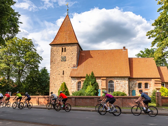 Rennradgruppe vor der St. Bartholomäus-Kirche in Kirchwalsede Rennradgruppe vor der St. Bartholomäus-Kirche in KirchwalsedeRacing bike group in front of St. Bartholomew's Church in KirchwalsedeRacercykelgruppe foran Sankt Bartholomæus-kirken i KirchwalsedeRacefietsgroep voor de Sint-Bartholomeuskerk in Kirchwalsede