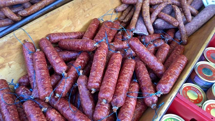 Aust_Wurst.jpg Eine Kirste mit Würsten