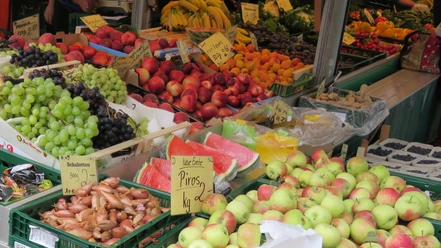 Bauer Boldt Obst- und Gemüseangebot an einem Wochenmarktstand