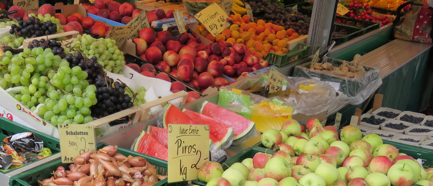 Bauer Boldt Obst- und Gemüseangebot an einem Wochenmarktstand