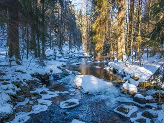 Winterlicher Flußlauf in der Stadt Oberharz am Brocken Winterlicher Flußlauf in der Stadt Oberharz am Brocken