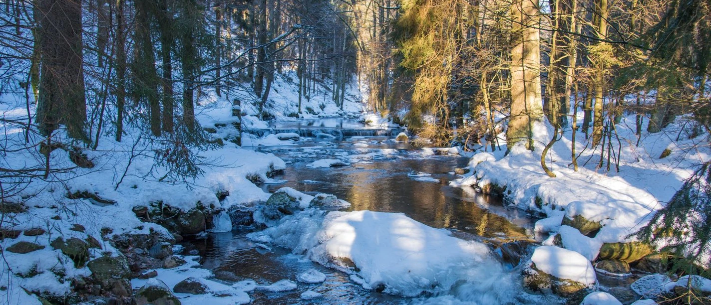 Winterlicher Flußlauf in der Stadt Oberharz am Brocken Winterlicher Flußlauf in der Stadt Oberharz am Brocken