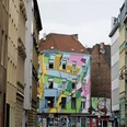 Mural Bunt bemaltes Gebäude an der Zülpicher Straße in Köln, mit geometrischen Formen in Pastellfarben auf der Fassade.Brightly painted building on Zülpicher Strasse in Cologne, with geometric shapes in pastel colors on the façade.