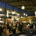 Weihnachtsmarkt auf der Feinkost - Weihnachten in Leipzig Auf dem hell erleuchteten Gelände der Feinkost stöbern Besucherinnen und Besucher am Abend an den zahlreichen Verkaufsständen