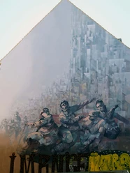 Mural Monumentales Wandgemälde mit kunstvoll gestalteten Figuren in Retro-Uniformen, umgeben von geometrischen Formen.