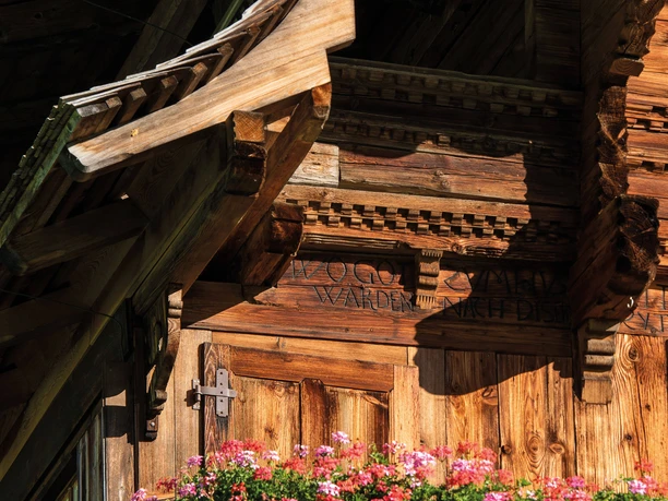 Façade de la maison sur le Bergli Façade en bois d'une maison sur le Bergli avec décoration florale