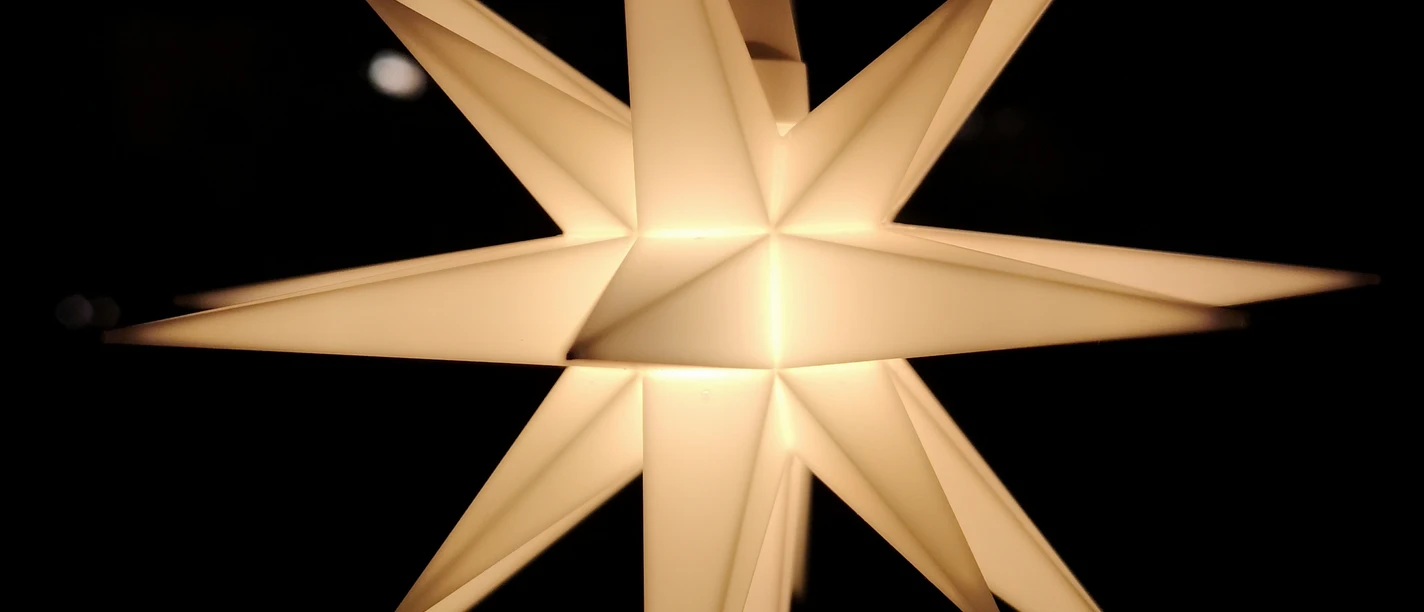 IMG_20191206_185513.jpg ein leuchtender Weihnachtsstern aus Pappe im Dunkeln