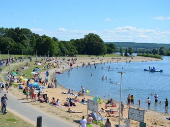 Ausblick vom Turm am Nordufer des Salzgittersees auf die Badebucht