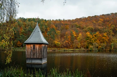 Kirche im See im Herbst
