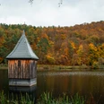 Kirche im See im Herbst