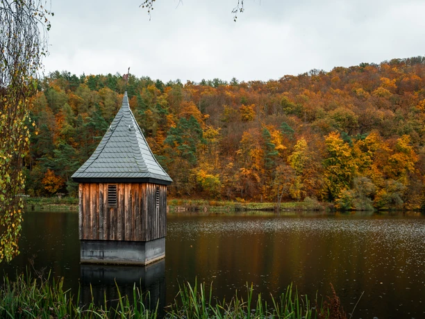 Kirche im See im Herbst